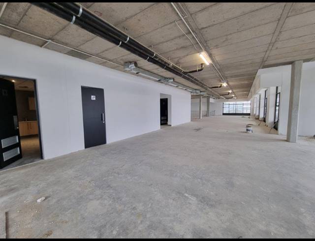 19,099M² WAREHOUSE TO LET IN LONGLAKE